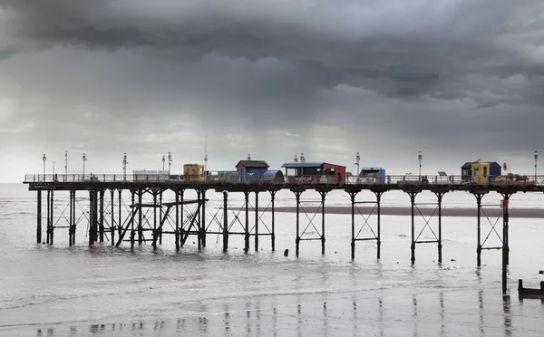 雨の中、デボン、イギリスでテインマス桟橋 — ストック写真