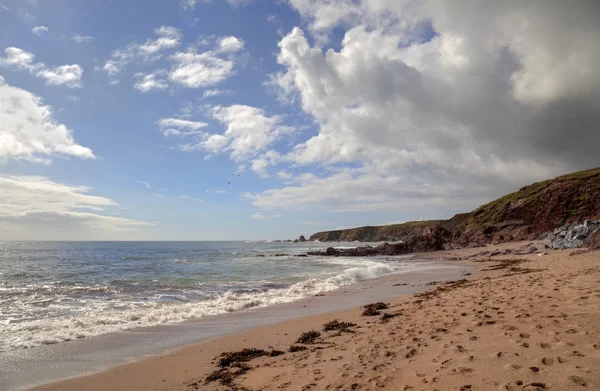 A praia no verão em Thurlestone Bay, Devon, Inglaterra — Fotografia de Stock