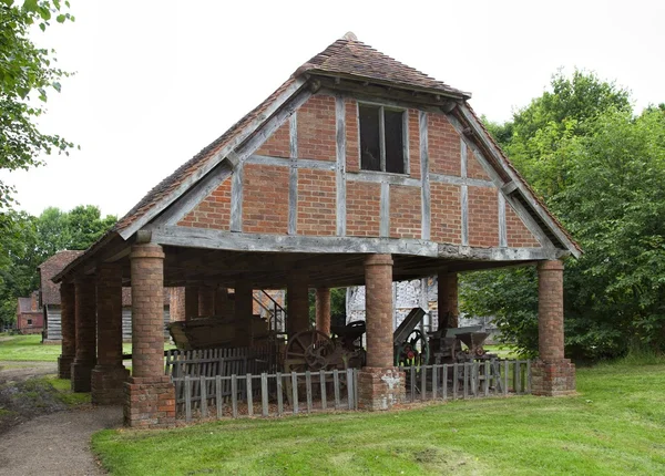 Houten kader en baksteen graanschuur, Engeland — Stockfoto