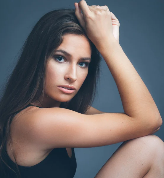 Mulher belo retrato de estúdio com longos cabelos escuros no fundo escuro — Fotografia de Stock