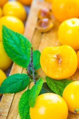 kiraz Erik Ahşap doğrama tahtası üzerinde