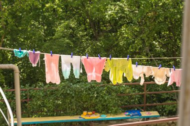 clothesline üzerinde asılı bebekler giysiler