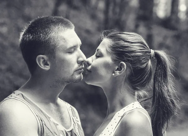 Jovem casal beijando — Fotografia de Stock