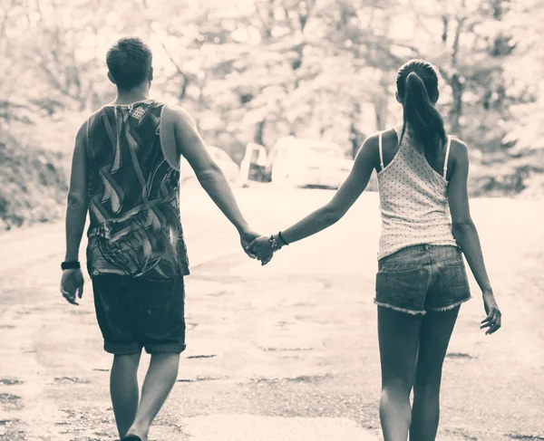 Giovane coppia a piedi all'aperto — Foto Stock