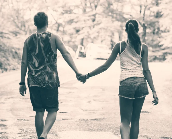 Pareja joven caminando al aire libre — Foto de Stock