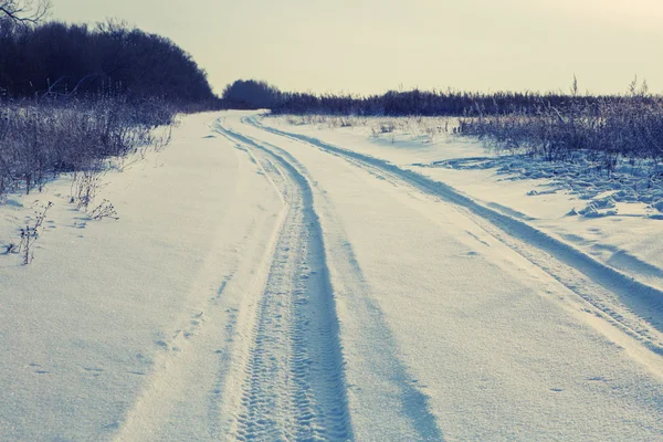 Straße durch den Winterwald — Stockfoto