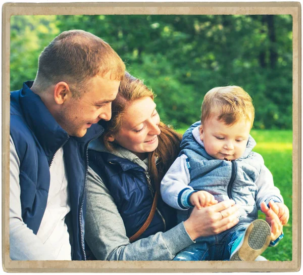 Familia madre y padre con niño en el parque caminando en la misma ropa chaqueta jeans textiles — Foto de Stock