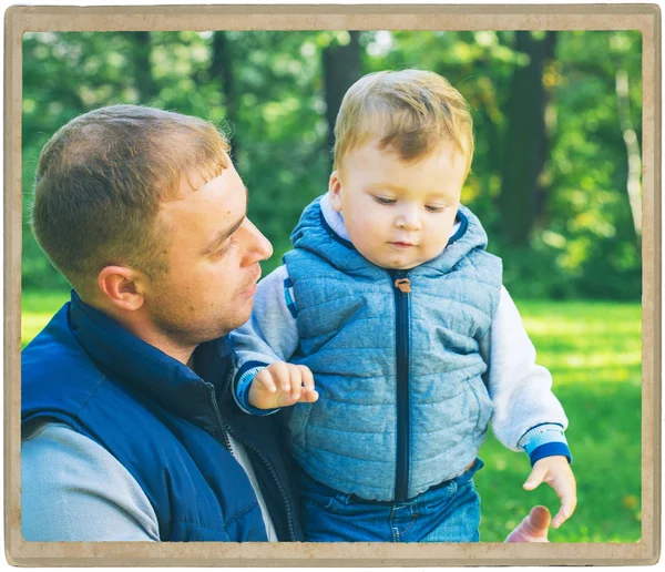 Родина мати і батько з дитиною в парку ходять в одязі текстильної джинсової куртки — стокове фото