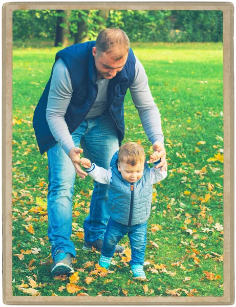 Familia madre y padre con niño en el parque caminando en la misma ropa chaqueta jeans textiles — Foto de Stock