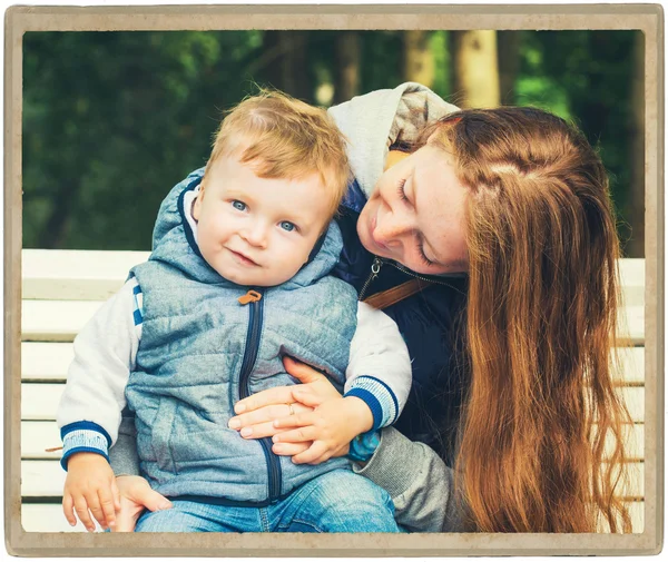 Familia madre y padre con niño en el parque caminando en la misma ropa chaqueta jeans textiles —  Fotos de Stock