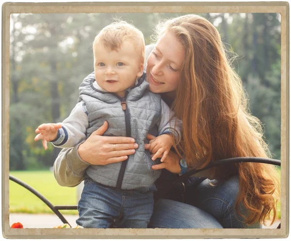 Familia madre y padre con niño en el parque caminando en la misma ropa chaqueta jeans textiles — Foto de Stock