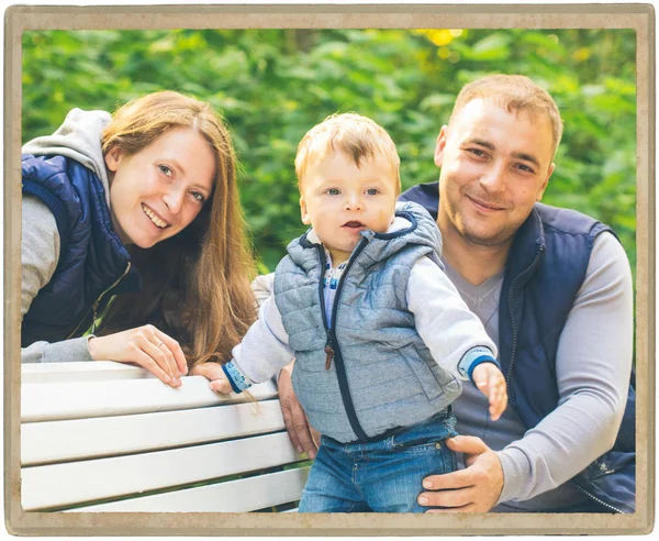 Familia madre y padre con niño en el parque caminando en la misma ropa chaqueta jeans textiles — Foto de Stock