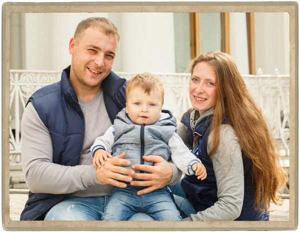 Familia madre y padre con niño en el parque caminando en la misma ropa chaqueta jeans textiles — Foto de Stock