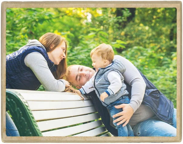 Familia madre y padre con niño en el parque caminando en la misma ropa chaqueta jeans textiles —  Fotos de Stock