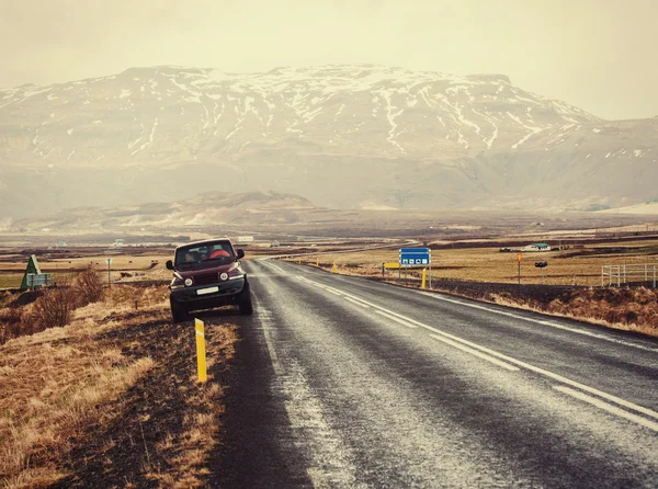 Iceland road landscape with clouds and amply field — Stock Photo, Image