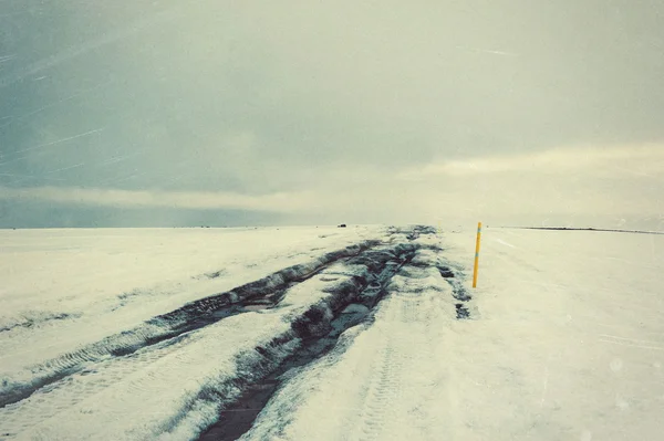 Izland közúti tájat a felhők, és bőven mező — Stock Fotó