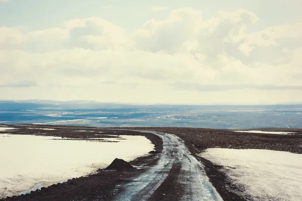 Iceland road landscape with clouds and amply field — Stock Photo, Image