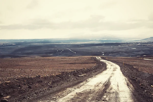 Iceland road landscape with clouds and amply field — Stock Photo, Image