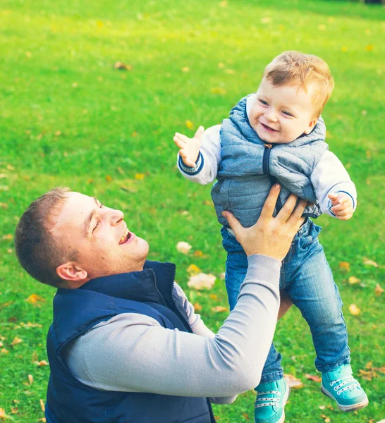 Pai de família com filho ao ar livre — Fotografia de Stock