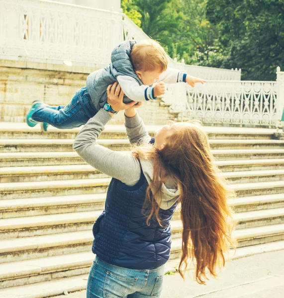 Aile Doğa anne çocuk ile — Stok fotoğraf