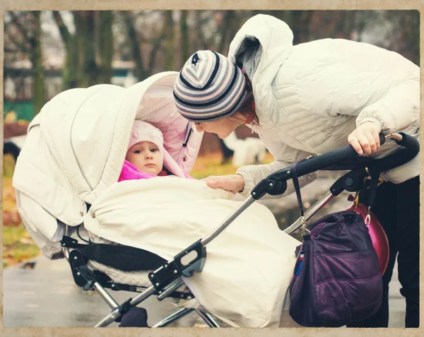 Moeder met kind buiten in het park — Stockfoto