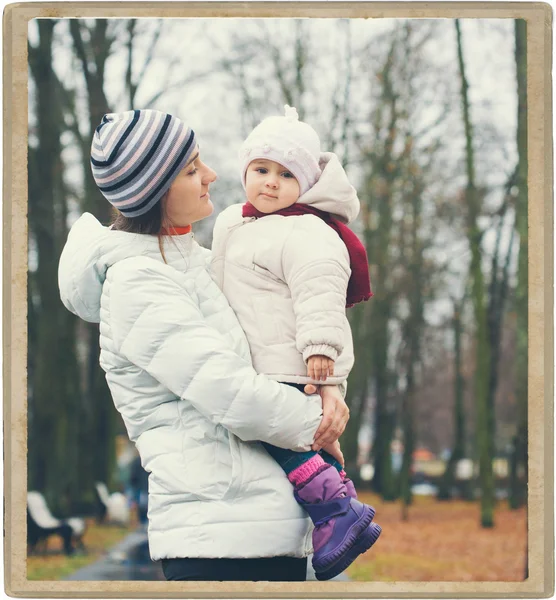 Açık havada parkta çocuk ile anne — Stok fotoğraf