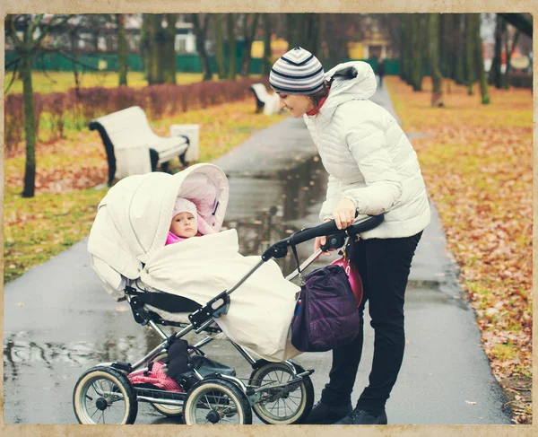 Moeder met kind buiten in het park — Stockfoto