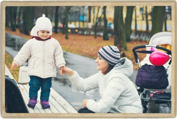 Moeder met kind buiten in het park — Stockfoto