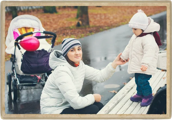 Mor med barn utomhus i parken — Stockfoto