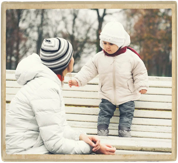 Açık havada parkta çocuk ile anne — Stok fotoğraf