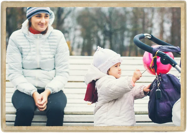 Moeder met kind buiten in het park — Stockfoto