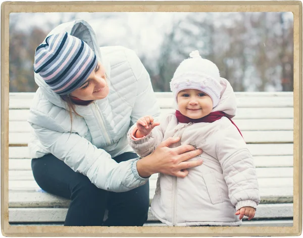 Moeder met kind buiten in het park — Stockfoto