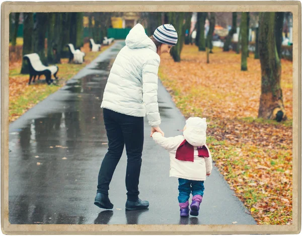 Madre con bambino all'aperto nel parco — Foto Stock