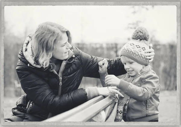 Madre con bambino natura fredda — Foto Stock