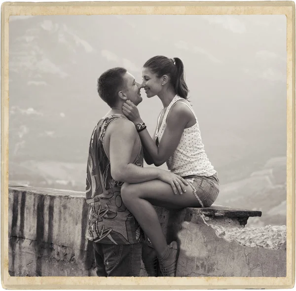 Pareja enamorada juntos tiempo de verano al aire libre en blanco y negro —  Fotos de Stock