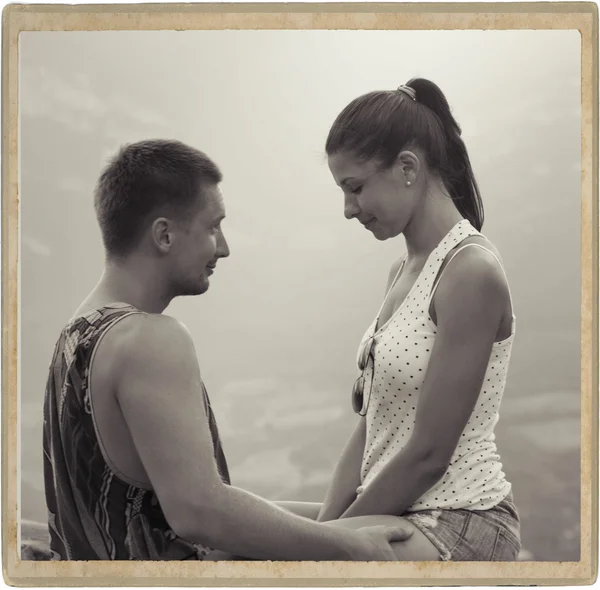 Pareja enamorada juntos tiempo de verano al aire libre en blanco y negro — Foto de Stock