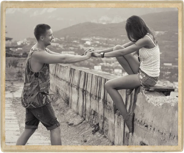 Pareja enamorada juntos tiempo de verano al aire libre en blanco y negro —  Fotos de Stock