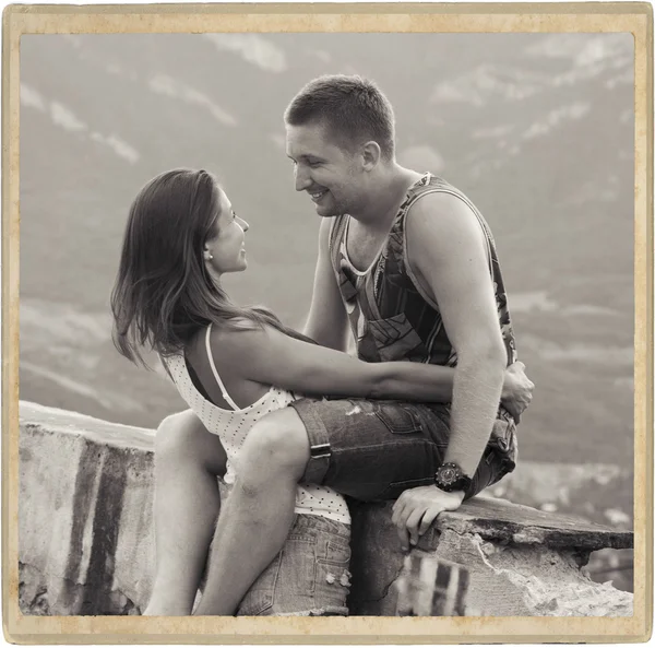 Casal apaixonado juntos horário de verão ao ar livre preto e branco — Fotografia de Stock
