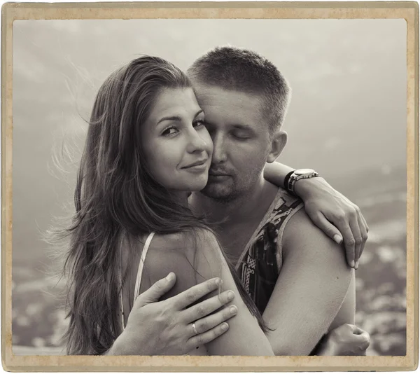 Casal apaixonado juntos horário de verão ao ar livre preto e branco — Fotografia de Stock