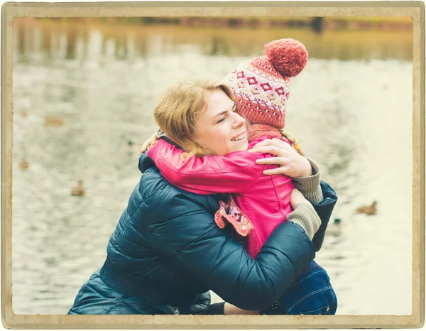 Anne ile çocuk parkı — Stok fotoğraf