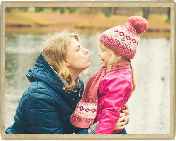 Madre con bambino nel parco — Foto Stock