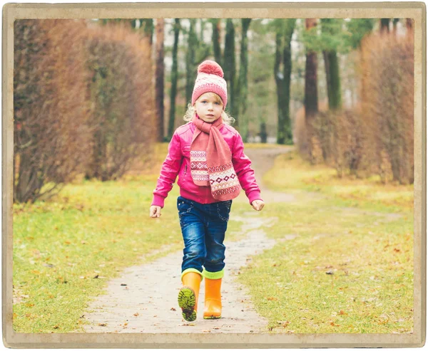 Girl child walking in park alone — Stock Photo, Image