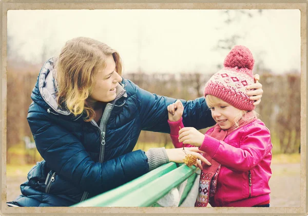 Anne ile çocuk parkı — Stok fotoğraf