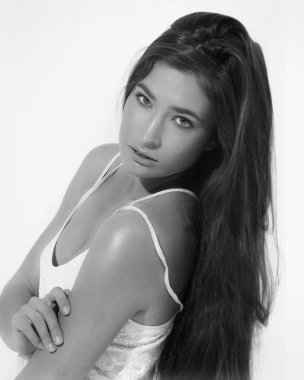 Uzun saçlı güzel bir genç kadın.