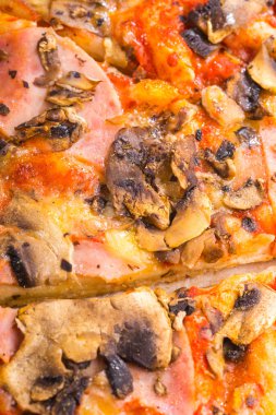 Mantar ve pastırma ile lezzetli pizza