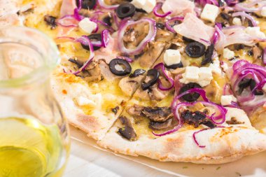 Siyah Zeytin ve soğan lezzetli pizza