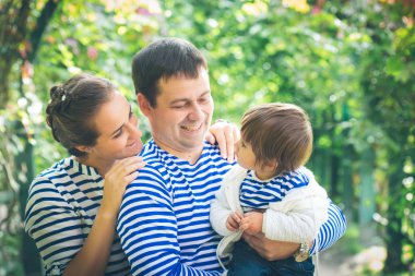Parkta küçük çocuk ile aile