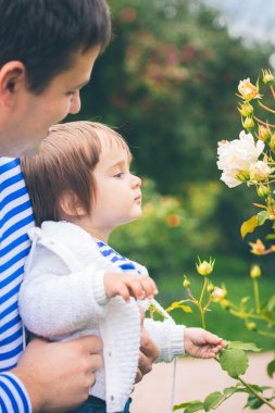 Baba holding kız ellerinde