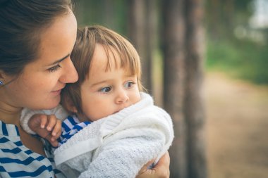 Anne holding kız ellerinde