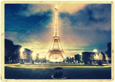 Eiffel Kulesi'nde akşam Çift